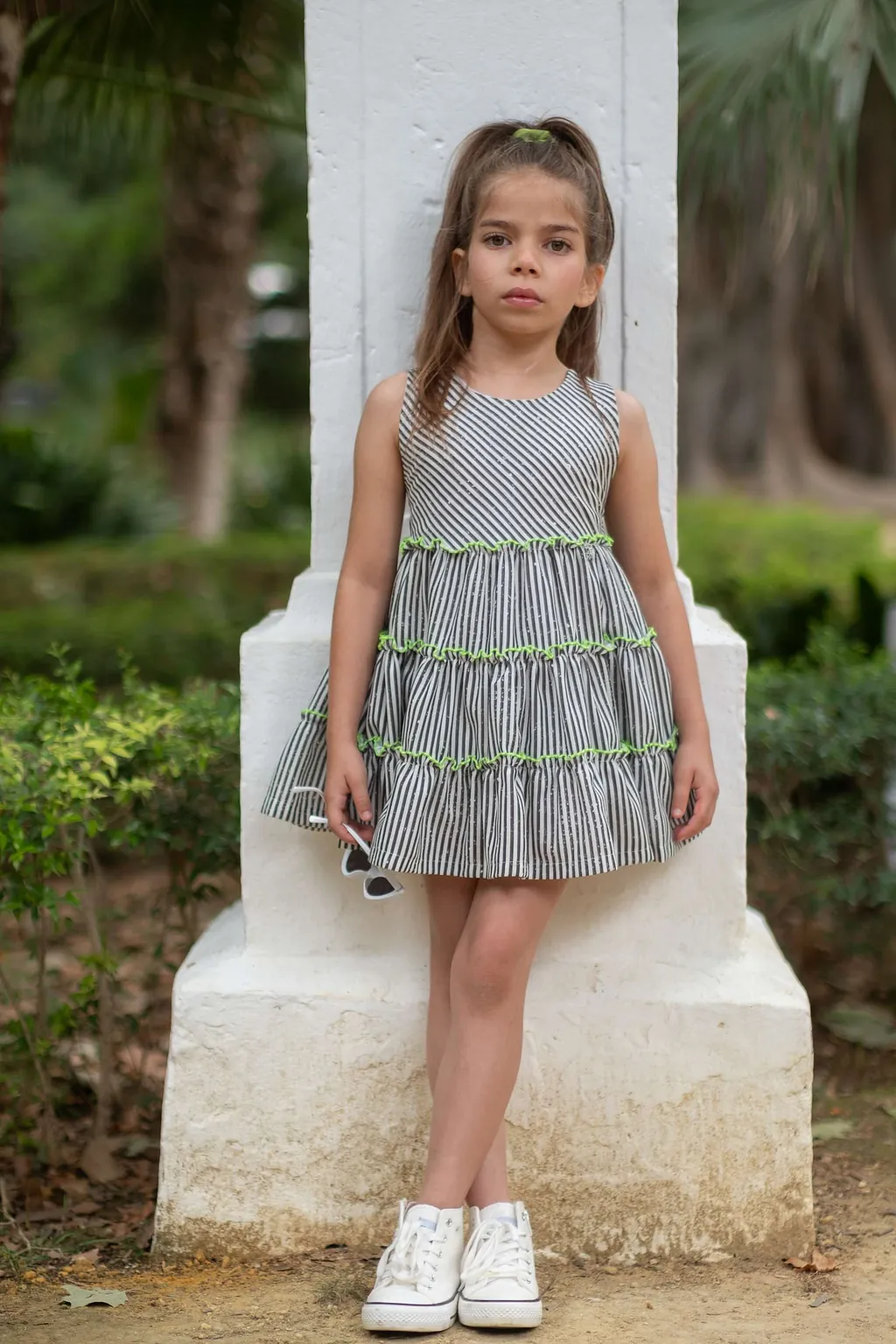 NEKENIA, S.L niña con vestidos